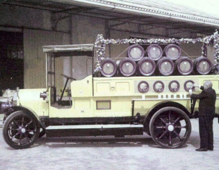 Nonno Angelo che spilla birra nel cortile della cantina